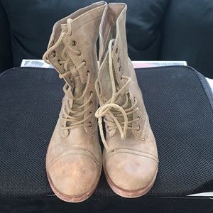Distressed combat boots sz 6/7